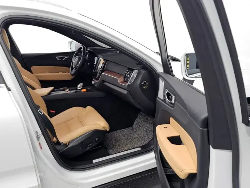2023 Volvo XC60 с пробегом 61 169 км