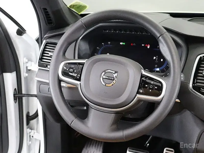 2022 Volvo XC90 с пробегом 28 862 км