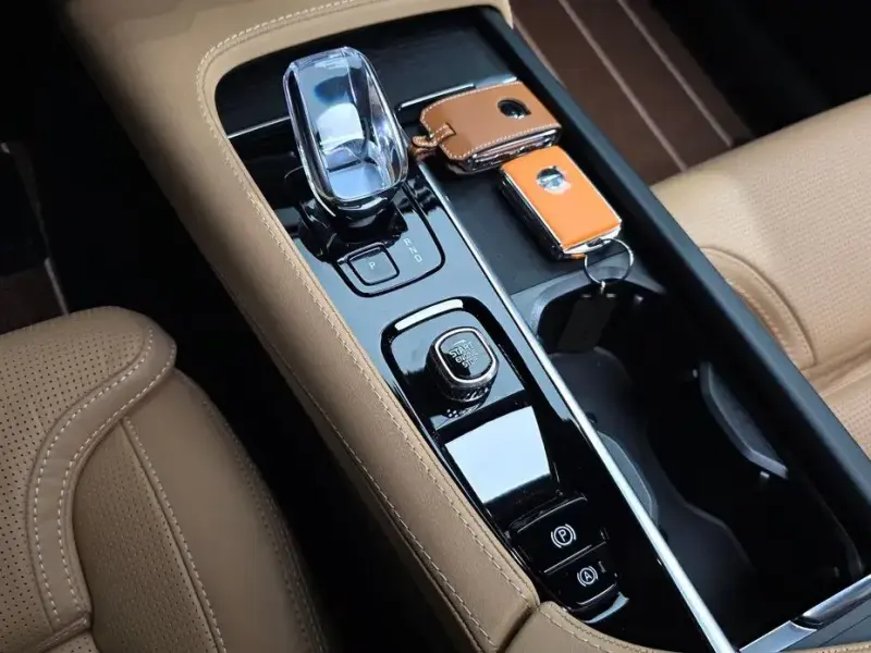 2025 Volvo XC90 с пробегом 8 458 км