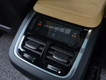 2023 Volvo XC90 с пробегом 63 972 км