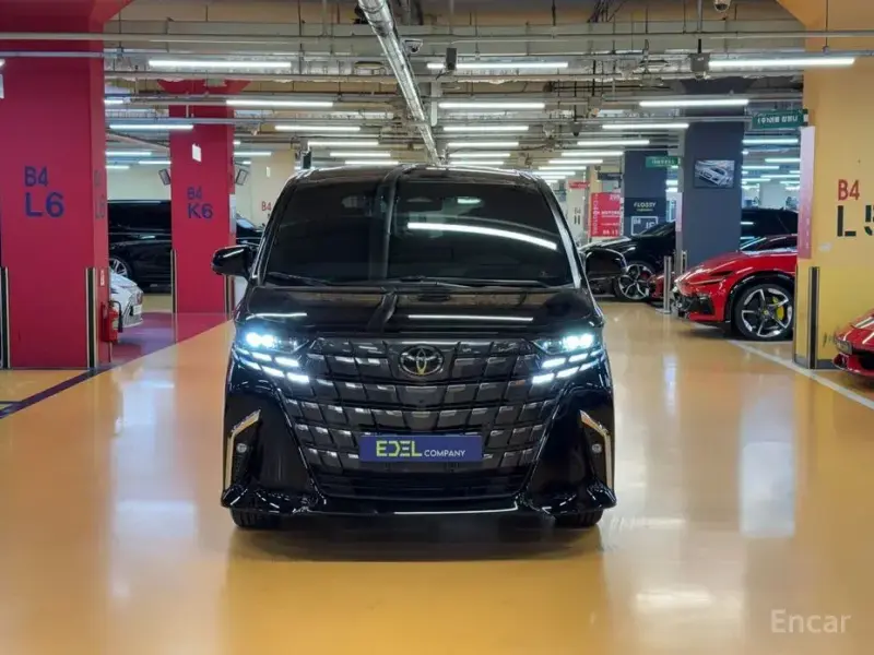 2024 Toyota Alphard с пробегом 12 641 км