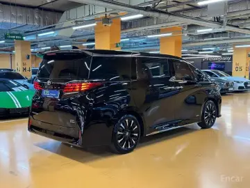 2024 Toyota Alphard с пробегом 12 641 км