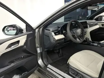 2025 Toyota Camry с пробегом 3 912 км