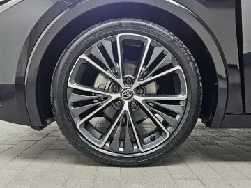2024 Toyota Prius с пробегом 9 788 км