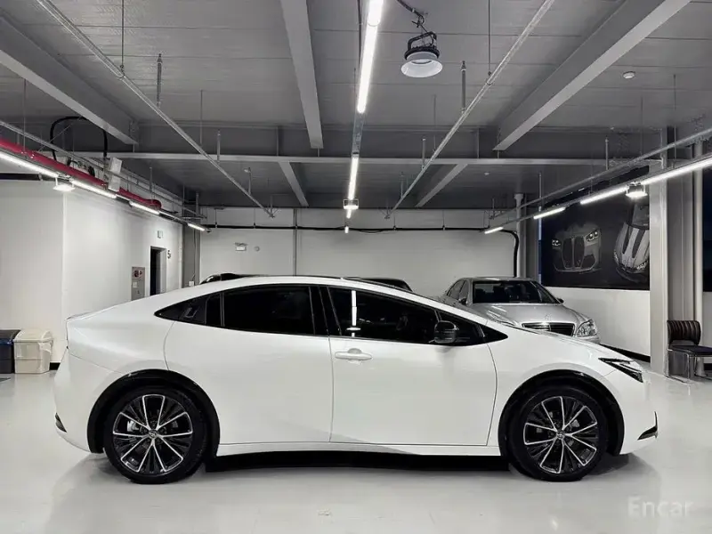 2024 Toyota Prius с пробегом 14 819 км