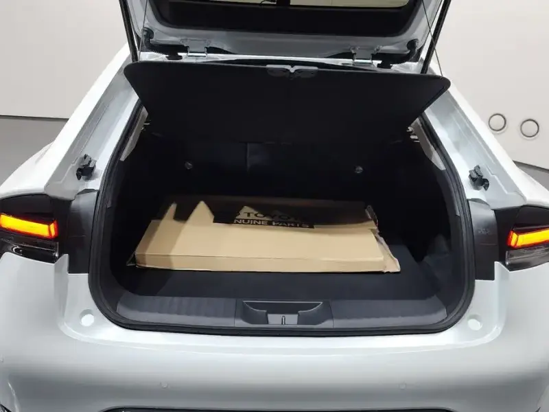 2025 Toyota Prius с пробегом 3 694 км