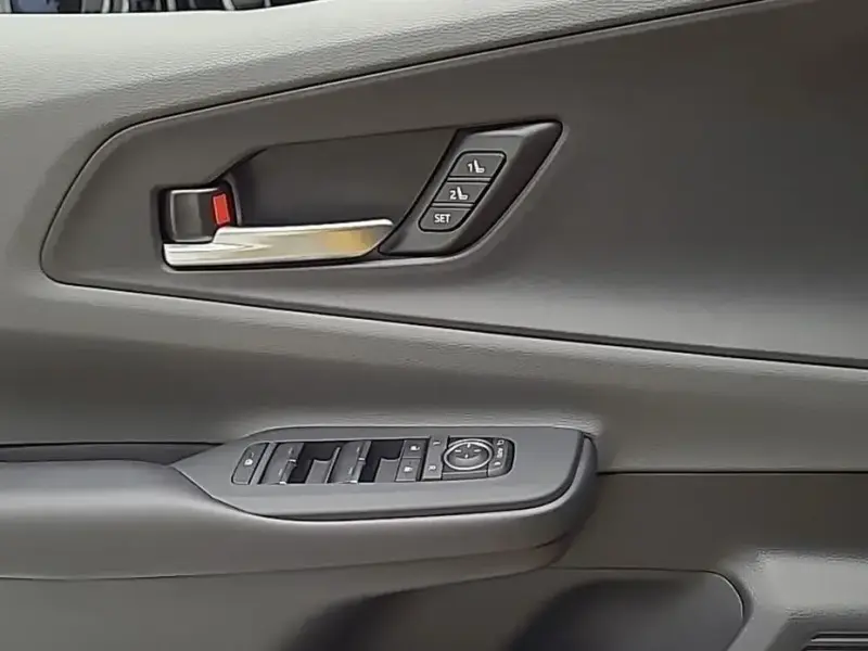2024 Toyota Prius с пробегом 2 108 км