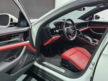 2024 Porsche Panamera с пробегом 12 318 км