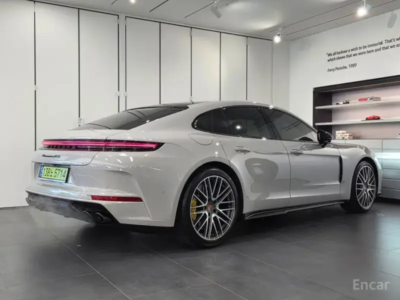 2025 Porsche Panamera с пробегом 7 927 км