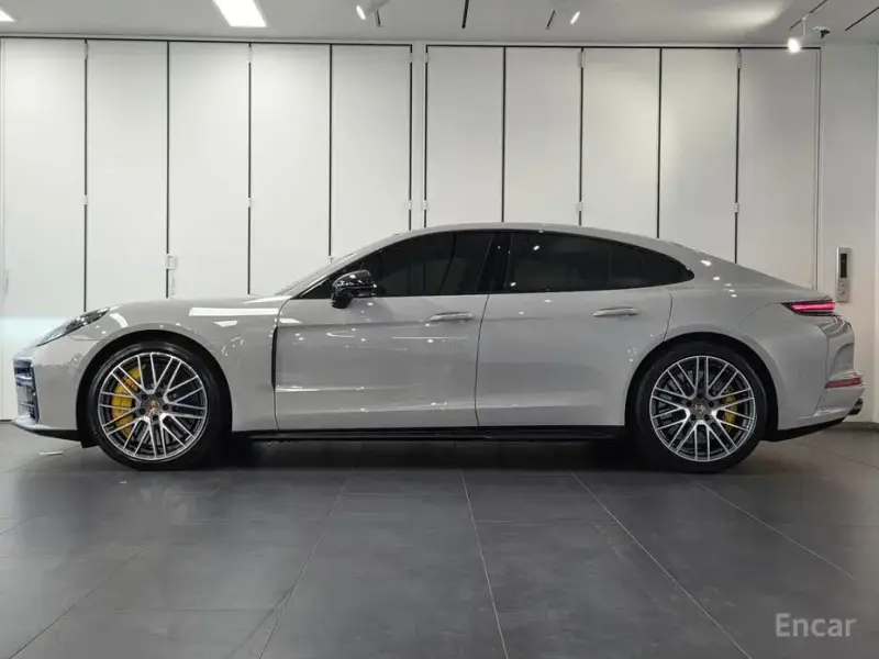 2025 Porsche Panamera с пробегом 7 927 км