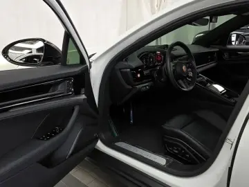 2025 Porsche Panamera с пробегом 12 033 км