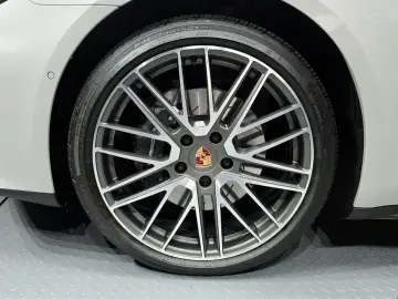 2025 Porsche Panamera с пробегом 12 713 км