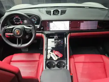 2025 Porsche Panamera с пробегом 12 713 км