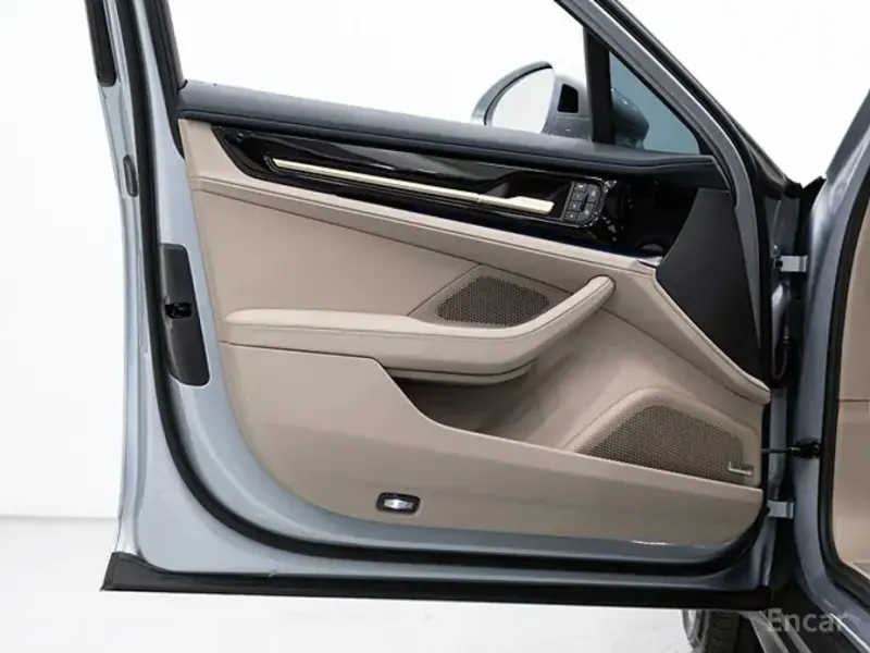 2025 Porsche Panamera с пробегом 2 910 км