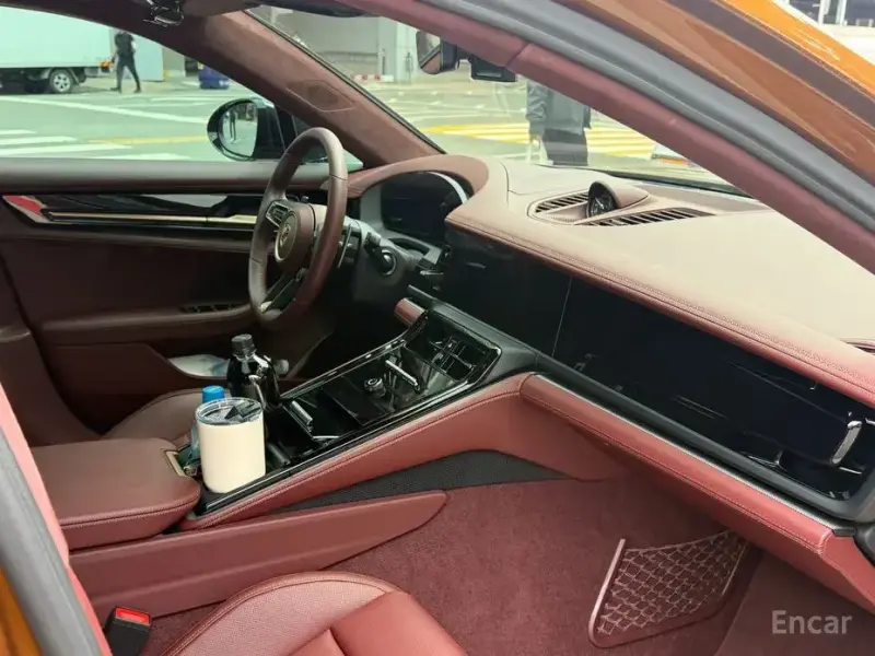 2025 Porsche Panamera с пробегом 2 300 км
