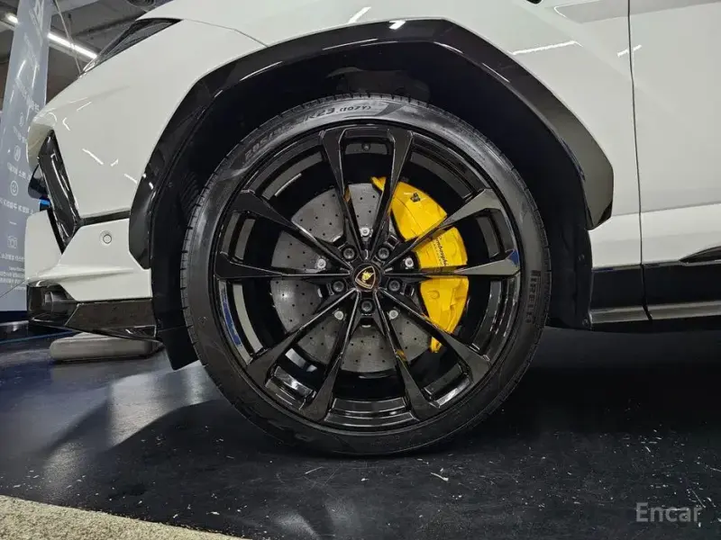 2023 Lamborghini Urus с пробегом 9 300 км