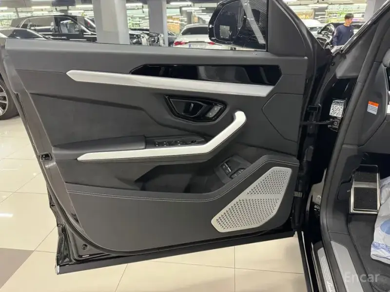 2025 Lamborghini Urus с пробегом 50 км