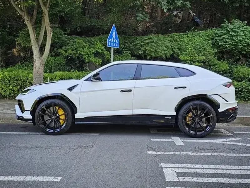 2023 Lamborghini Urus с пробегом 9 300 км