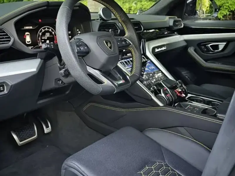 2023 Lamborghini Urus с пробегом 9 300 км