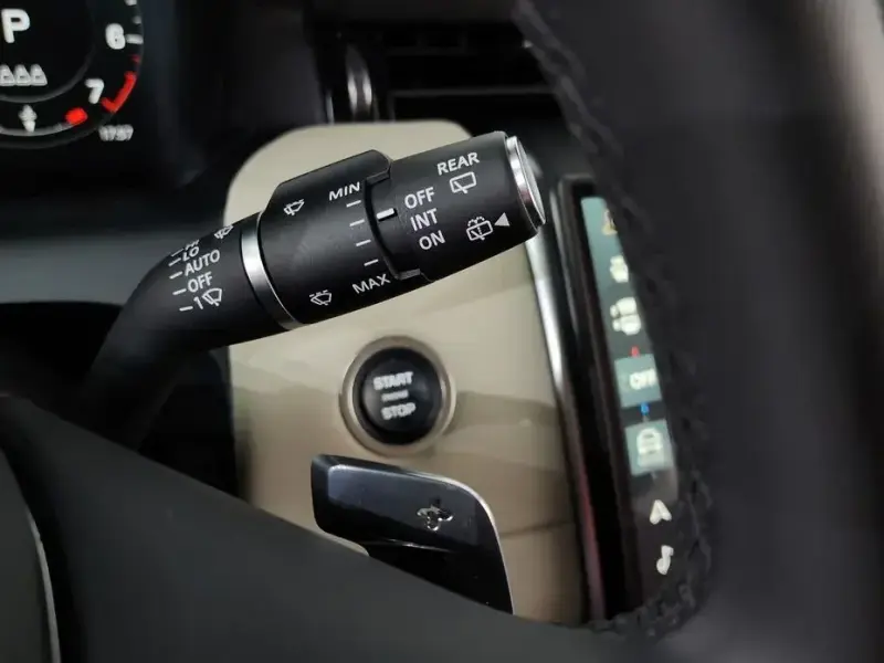 2025 Land Rover Discovery Sport с пробегом 11 406 км