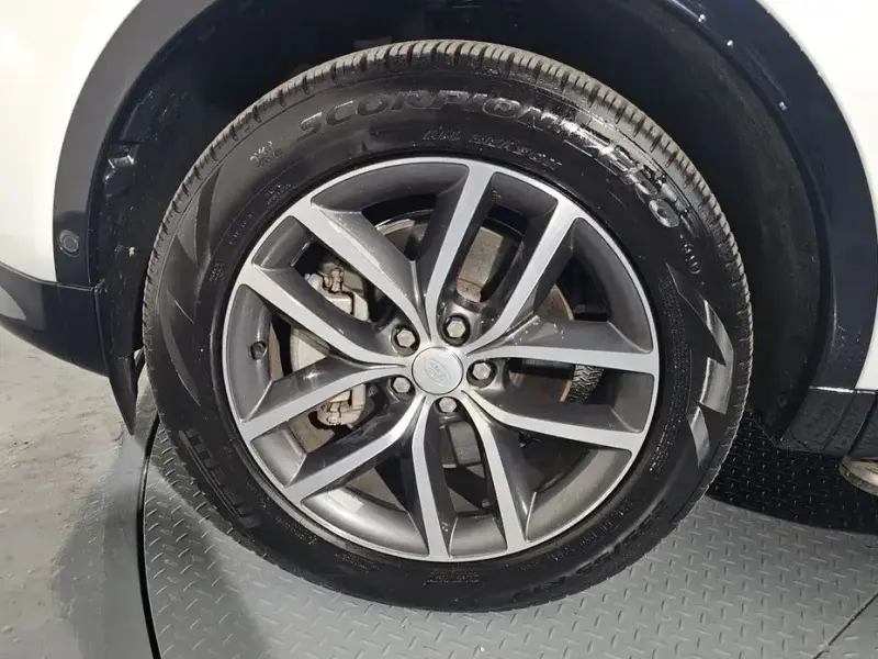 2024 Land Rover Discovery Sport с пробегом 14 523 км