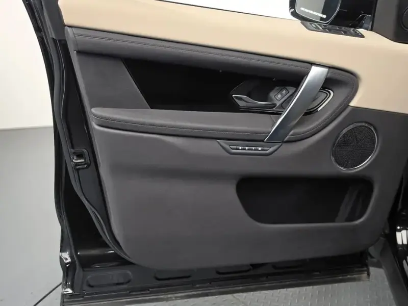 2025 Land Rover Discovery Sport с пробегом 12 454 км