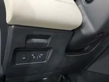 2025 Land Rover Discovery Sport с пробегом 13 180 км