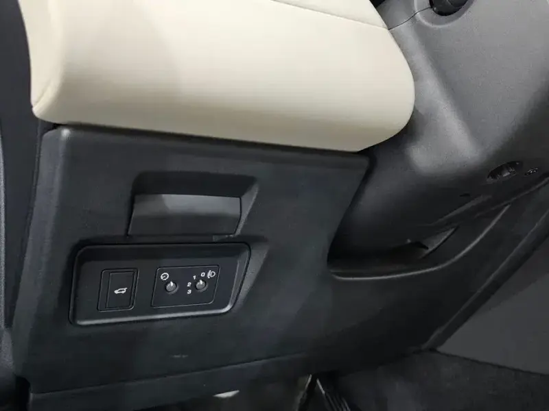 2025 Land Rover Discovery Sport с пробегом 13 180 км