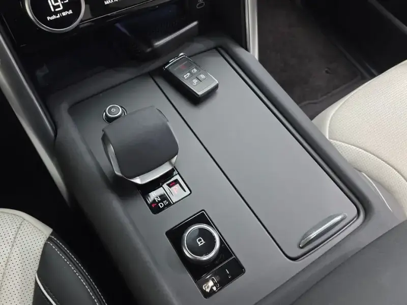 2024 Land Rover Discovery с пробегом 17 381 км