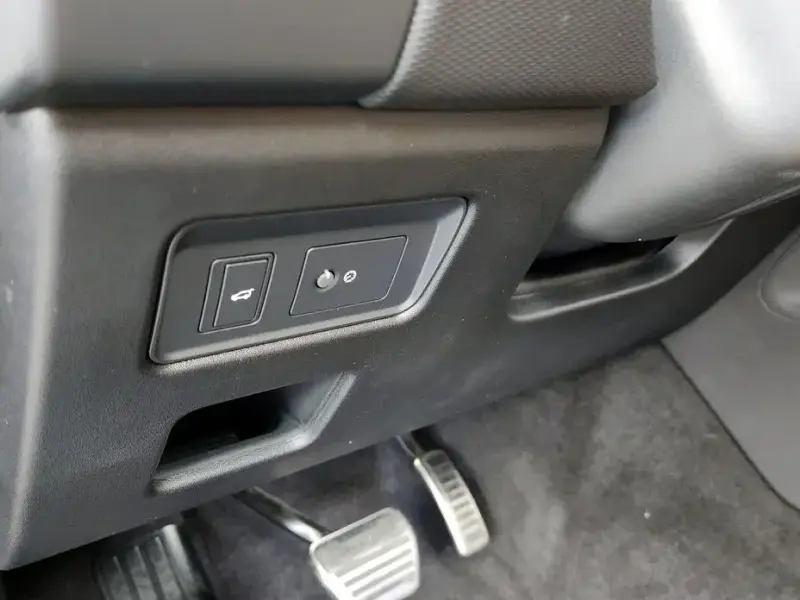 2025 Land Rover Discovery с пробегом 12 506 км