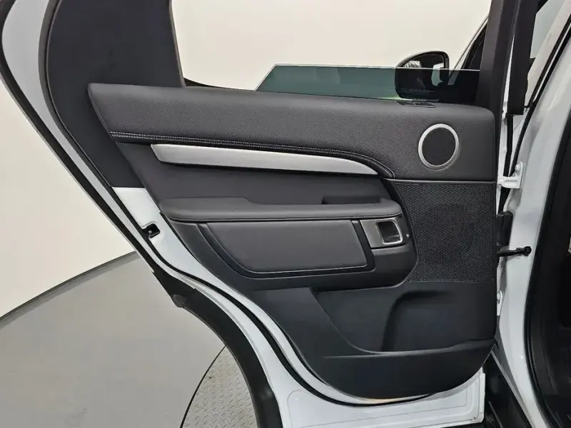 2025 Land Rover Discovery с пробегом 18 756 км