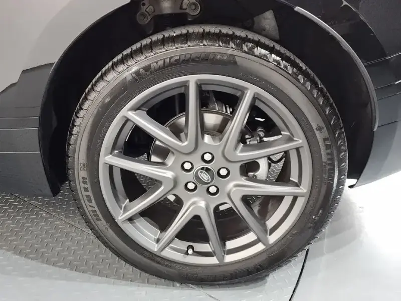 2025 Land Rover Range Rover Velar с пробегом 15 273 км