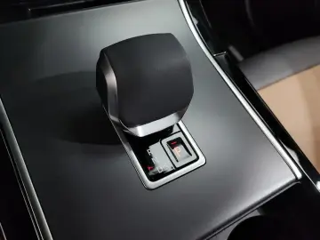 2025 Land Rover Range Rover Velar с пробегом 15 273 км