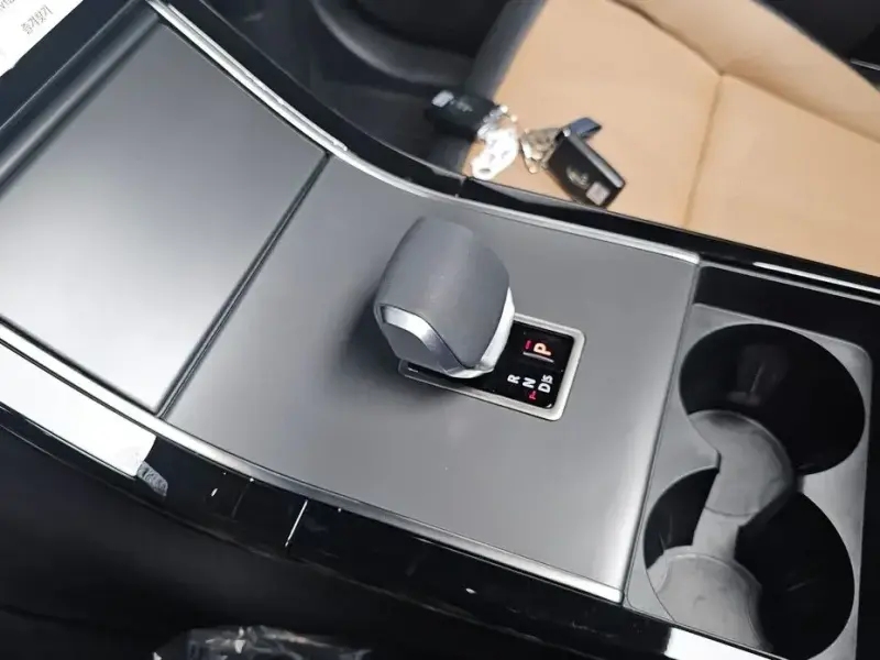 2024 Land Rover Range Rover Velar с пробегом 9 527 км