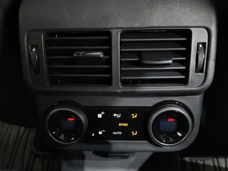 2025 Land Rover Range Rover Velar с пробегом 15 273 км