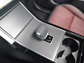 2025 Land Rover Range Rover Velar с пробегом 7 520 км