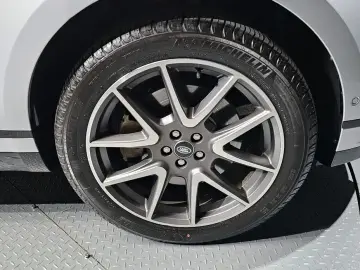 2024 Land Rover Range Rover Velar с пробегом 12 302 км