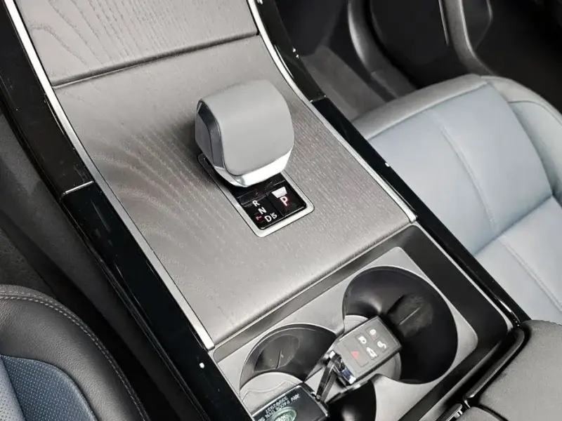 2024 Land Rover Range Rover Velar с пробегом 12 302 км