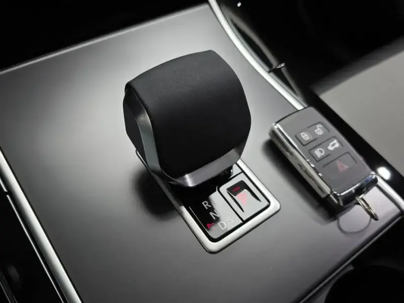 2025 Land Rover Range Rover Velar с пробегом 378 км