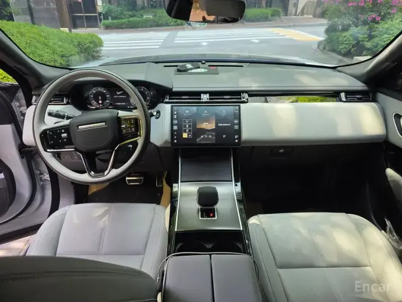 2025 Land Rover Range Rover Velar с пробегом 3 000 км