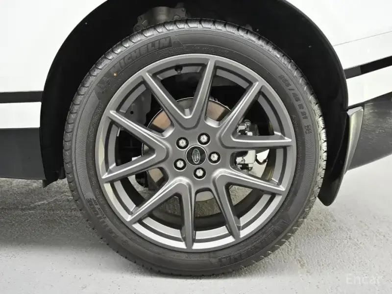 2025 Land Rover Range Rover Velar с пробегом 842 км