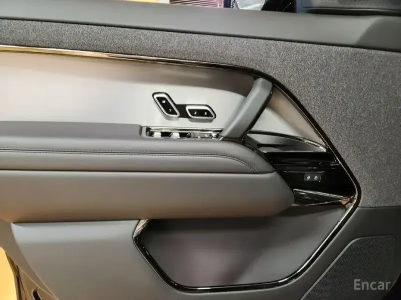 2025 Land Rover Range Rover Sport с пробегом 8 300 км