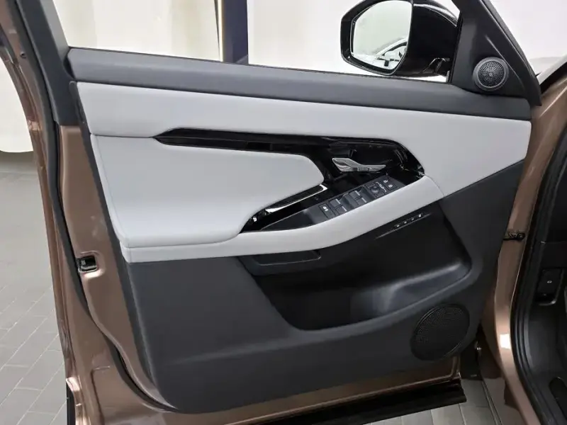 2025 Land Rover Range Rover Evoque с пробегом 12 065 км