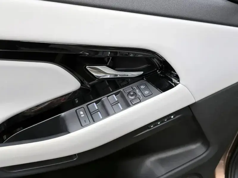 2025 Land Rover Range Rover Evoque с пробегом 12 065 км
