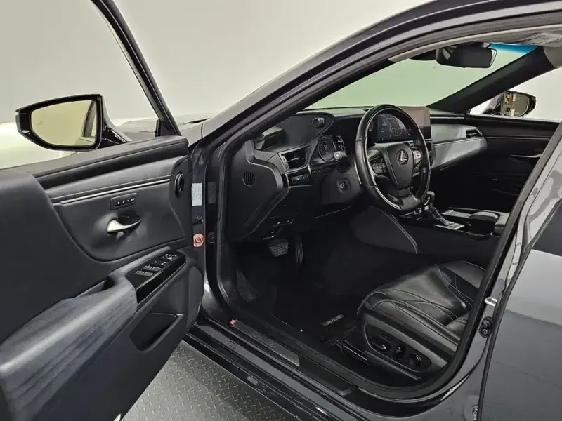 2021 Lexus ES с пробегом 43 704 км