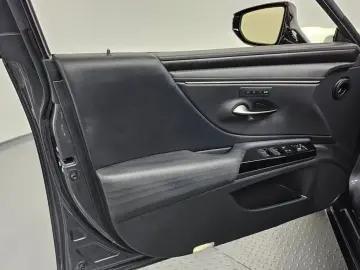2021 Lexus ES с пробегом 43 704 км