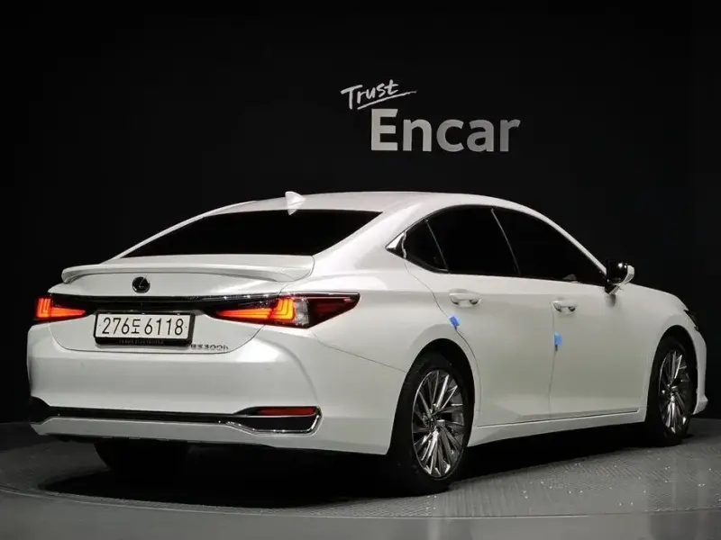 2024 Lexus ES с пробегом 18 427 км