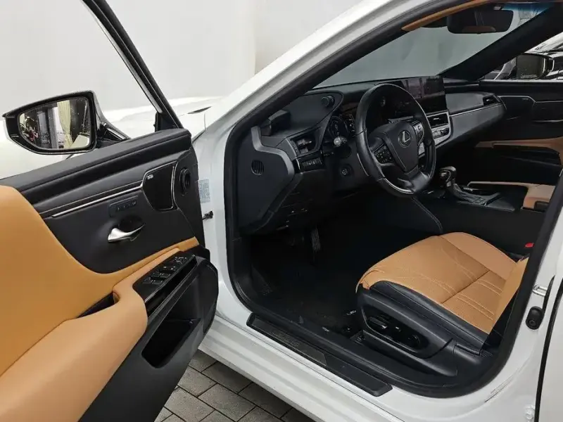 2024 Lexus ES с пробегом 18 427 км