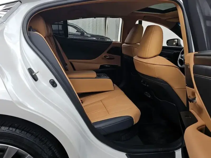 2024 Lexus ES с пробегом 18 427 км
