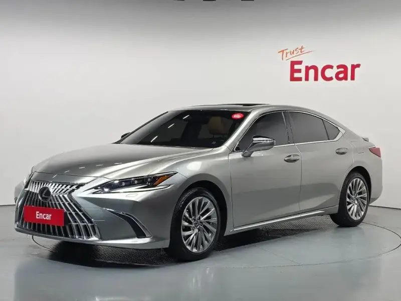 2025 Lexus ES с пробегом 24 592 км